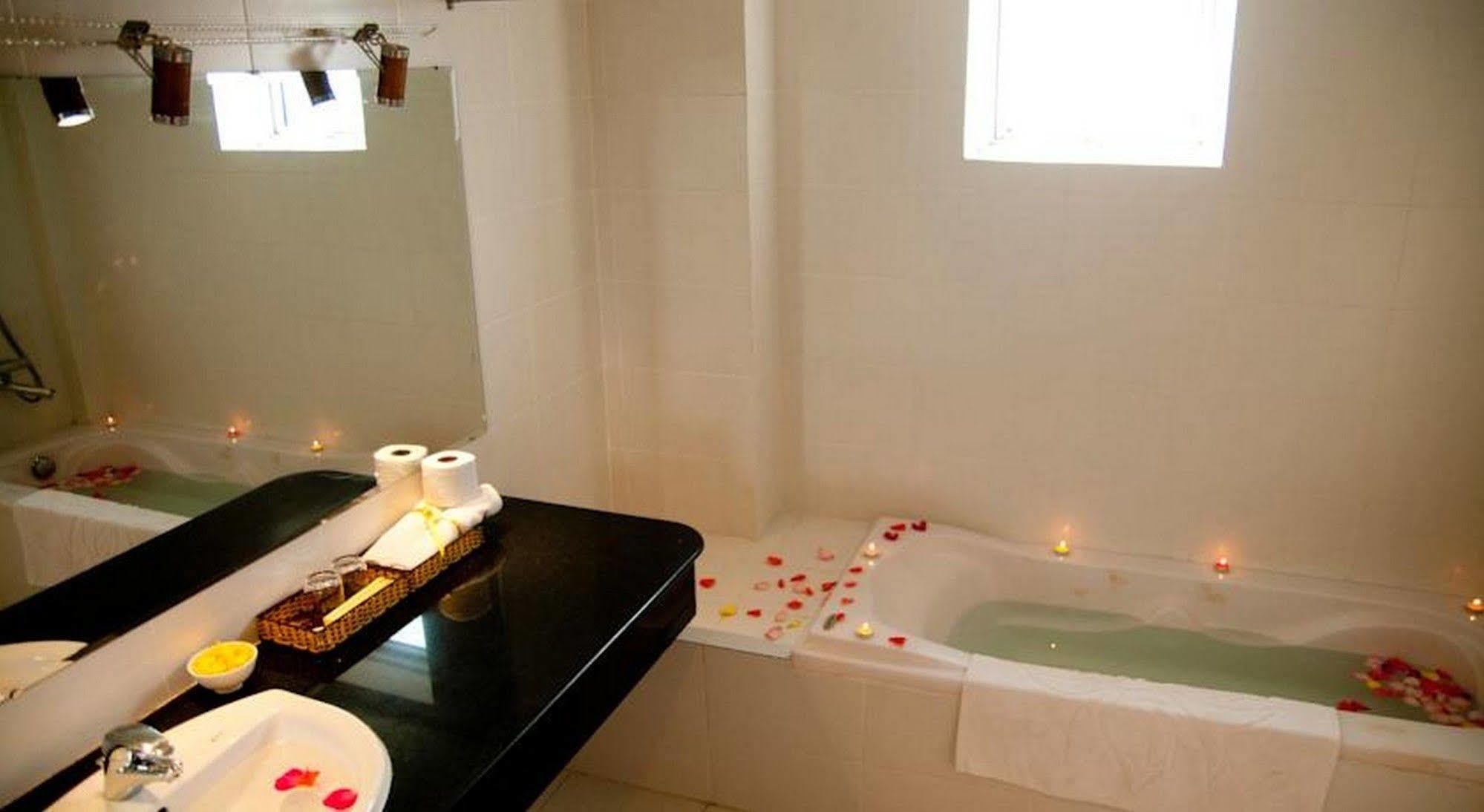Hotel Golden Lotus à Hué Extérieur photo